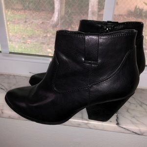 • FOREVER 21 Size 7.5 Black Ankle Boots